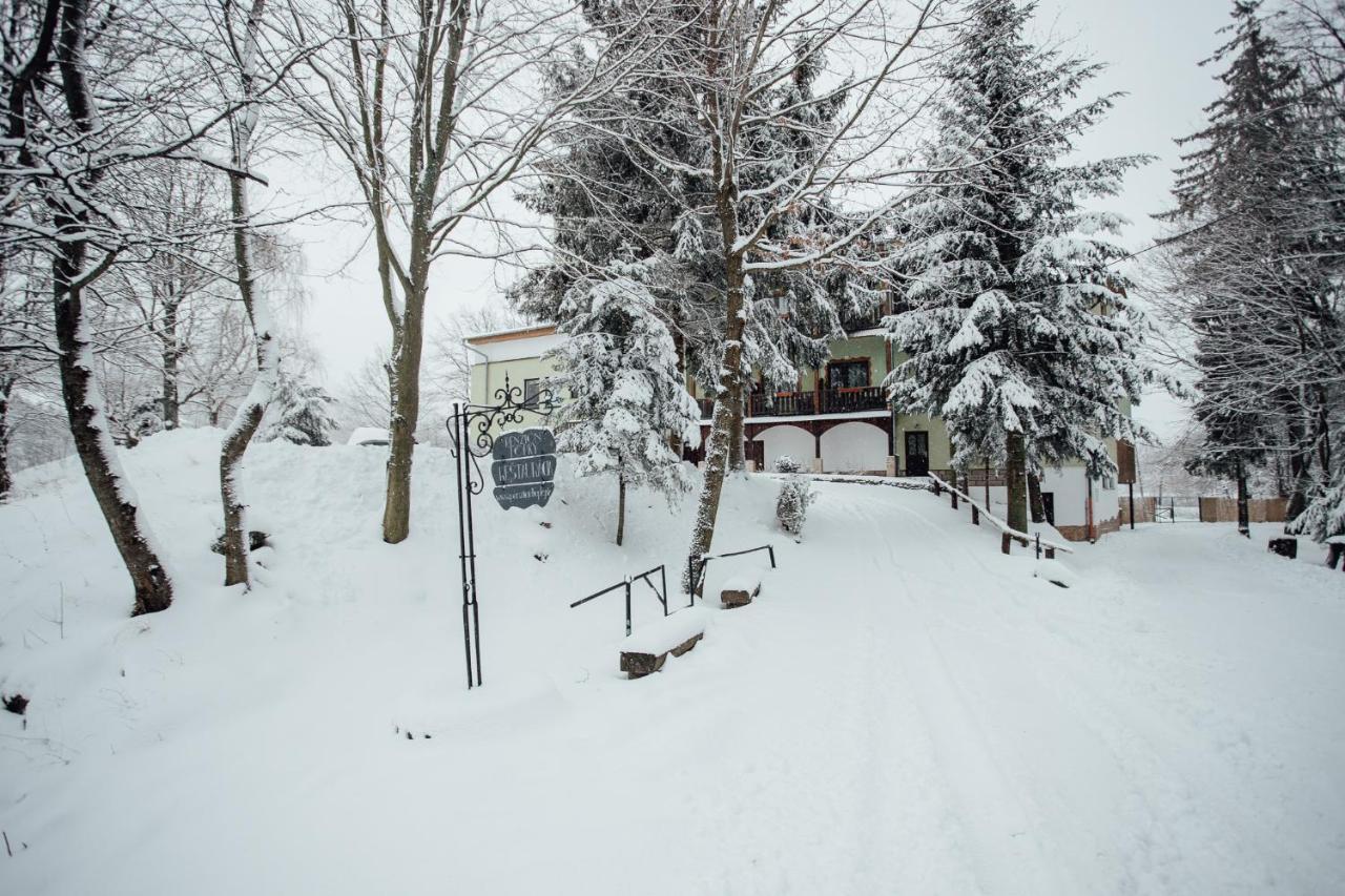 ホテル Penzion Topky Banská Štiavnica エクステリア 写真